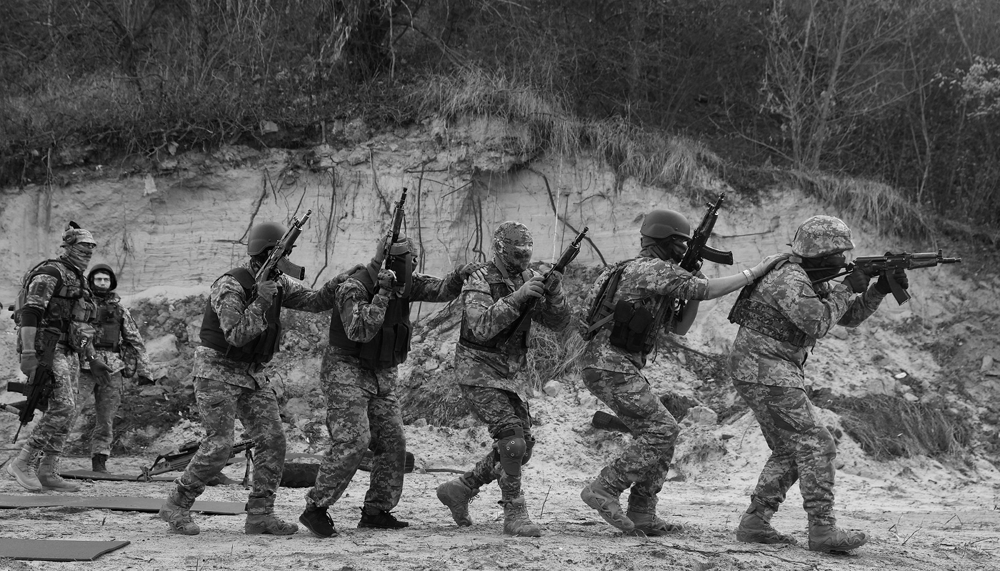 Des volontaires de la Légion internationale ukrainienne à l'entraînement, près de Kiev, le 24 octobre 2023.