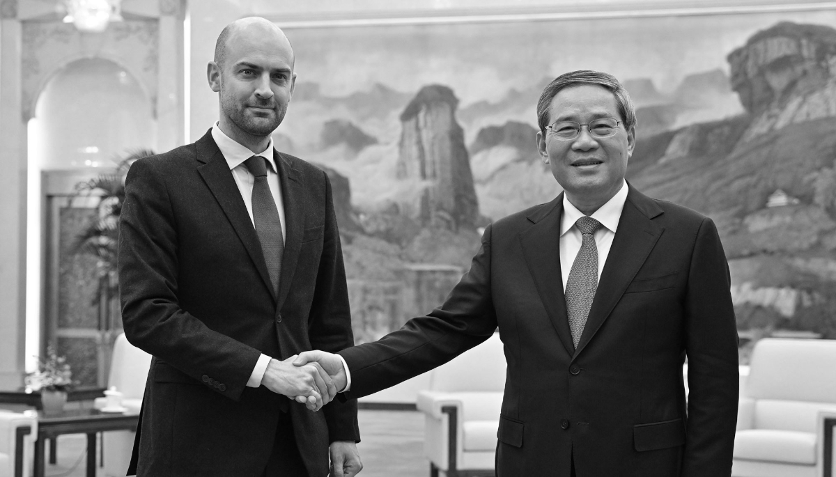Le ministre français des affaires étrangères, Jean-Noël Barrot, et le premier ministre chinois, Li Qiang, le 27 mars à Pékin.