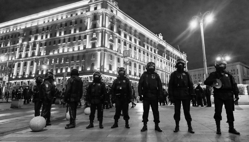 Policiers devant la Loubianka, le siège du FSB à Moscou, le 21 avril 2021.