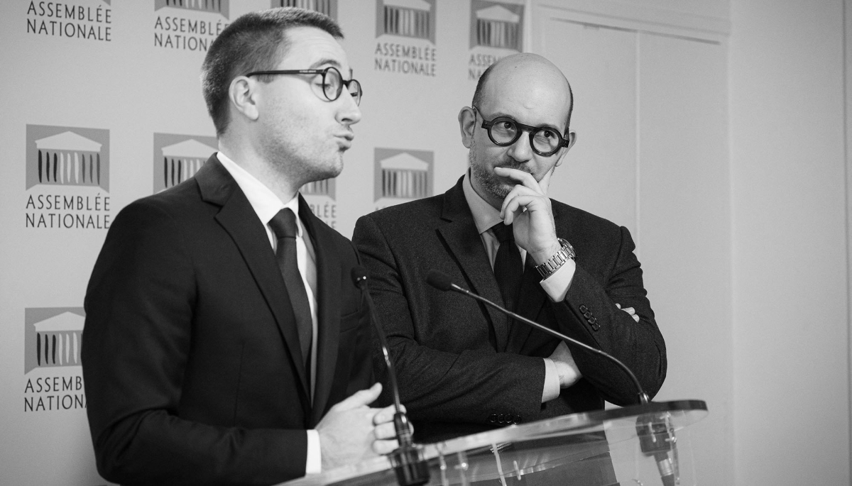Les députés Antoine Léaument (groupe La France insoumise LFI-NFP) et Ludovic Mendes (groupe Ensemble pour la République EPR) présentent lors d'une conférence de presse le rapport de la mission d'information sur l'évaluation de l'efficacité de la politique de lutte contre le trafic de stupéfiants, à l'Assemblée nationale à Paris, le 18 février 2025.
