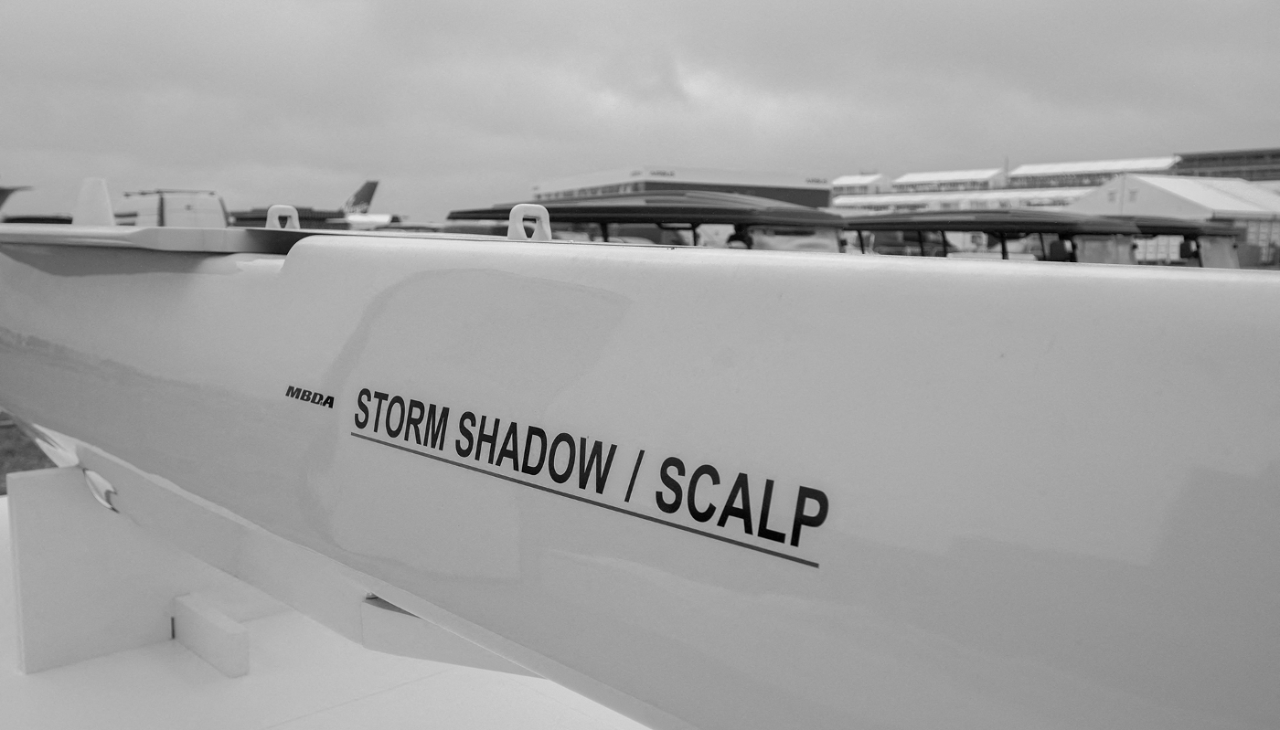 Un missile de croisière Storm Shadow/Scalp présenté sur le pavillon MBDA lors du Salon aéronautique international de Farnborough en 2024, au Royaume-Uni.