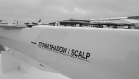 Un missile de croisière Storm Shadow/Scalp présenté sur le pavillon MBDA lors du Salon aéronautique international de Farnborough en 2024, au Royaume-Uni.
