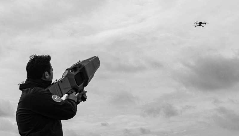 La firme MC2 Technologies est spécialisée dans les systèmes anti-drones. Ses produits vont du fusil brouilleur de fréquences jusqu'au système embarqué de 300 kg sur les frégates.