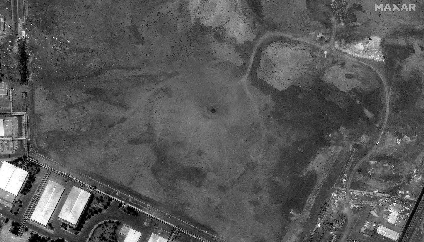 Une image satellite mise à disposition par Maxar montre un cratère au-dessus de l'installation souterraine de l'usine d'enrichissement nucléaire de Natanz après des frappes aériennes américaines en Iran, le 22 juin 2025.