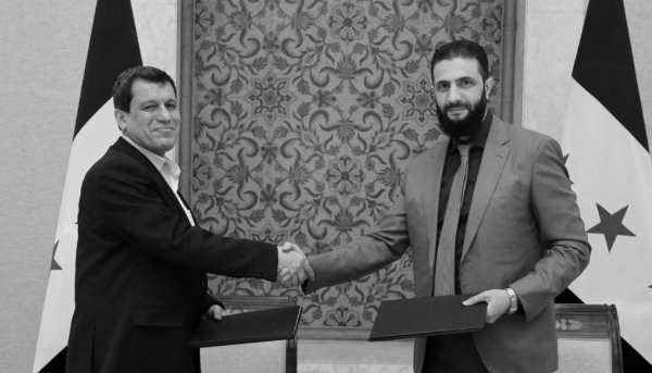 Le commandant en chef des Forces démocratiques syriennes (FDS), Mazloum Abdi, serre la main du président syrien par intérim Ahmed al-Charaa, le 10 mars 2025, à Damas.