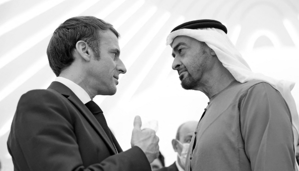 Le président français Emmanuel Macron et le prince héritier d'Abou Dhabi, Mohammed bin Zayed al-Nahyan, à l'exposition universelle de Dubaï, le 3 décembre 2021.