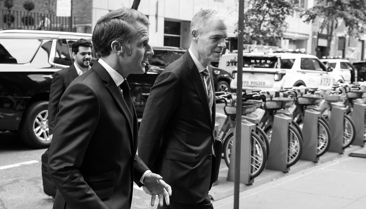Le président français Emmanuel Macron et l'ambassadeur de France auprès des Nations unies Jérôme Bonnafont (à droite) arrivent à la Mission permanente de la France auprès des Nations unies à New York, le 22 septembre 2025. 