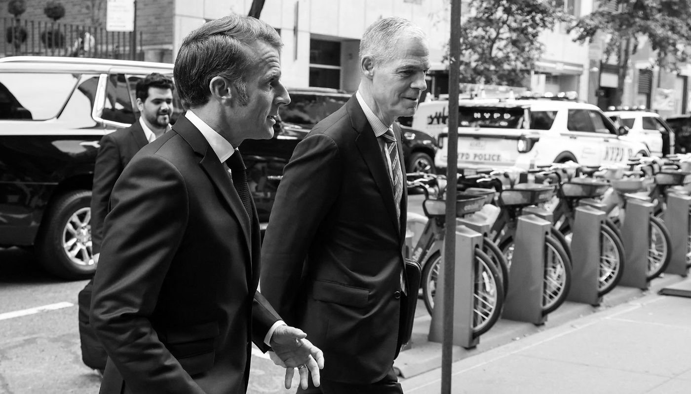 Le président français Emmanuel Macron et l'ambassadeur de France auprès des Nations unies Jérôme Bonnafont (à droite) arrivent à la Mission permanente de la France auprès des Nations unies à New York, le 22 septembre 2025.