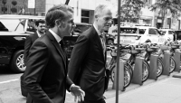 Le président français Emmanuel Macron et l'ambassadeur de France auprès des Nations unies Jérôme Bonnafont (à droite) arrivent à la Mission permanente de la France auprès des Nations unies à New York, le 22 septembre 2025. 