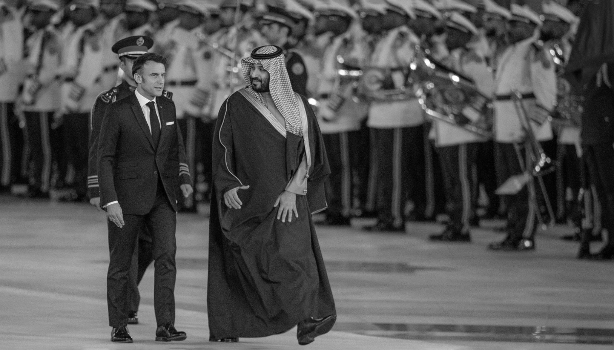 Le prince héritier saoudien Mohammed bin Salman recevant le président français Emmanuel Macron au palais Al-Yamamah, à Riyad, en Arabie saoudite, le 2 décembre 2024.