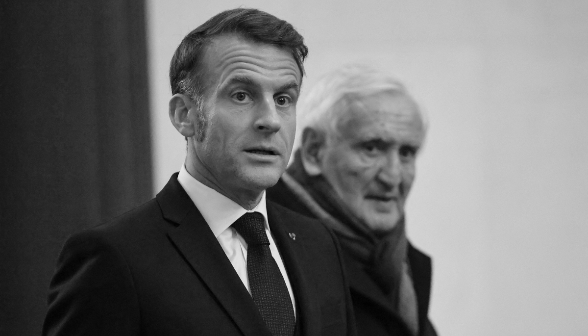 Le président français Emmanuel Macron et l'ancien premier ministre Jean-Pierre Raffarin, le 4 décembre 2025 à Pékin.