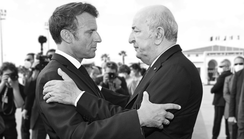 Le président algérien Abdelmadjid Tebboune (à droite) et son homologue français Emmanuel Macron (à gauche) à l'aéroport international Houari Boumediene d'Alger, le 27 août 2022. 