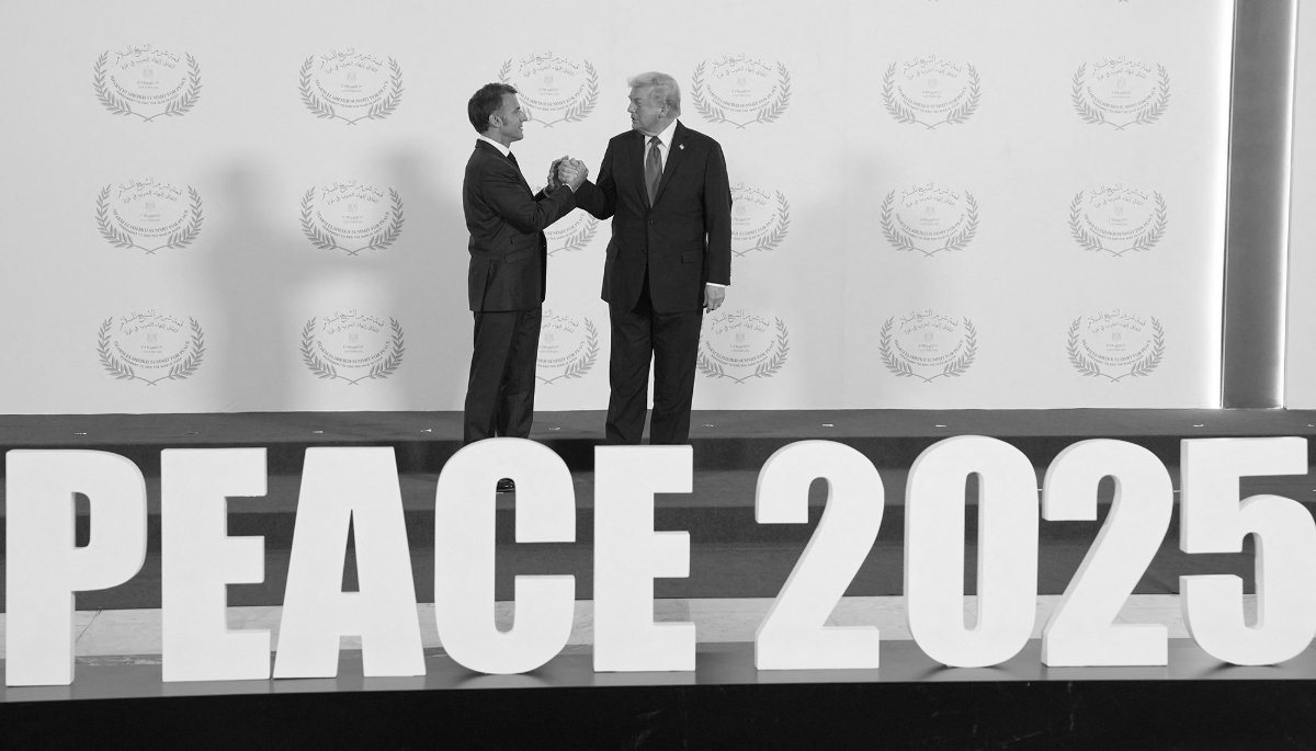 Le président français Emmanuel Macron et son homolgue américain Donald Trump lors d'un sommet sur Gaza à Charm el-Cheikh, le 13 octobre 2025.