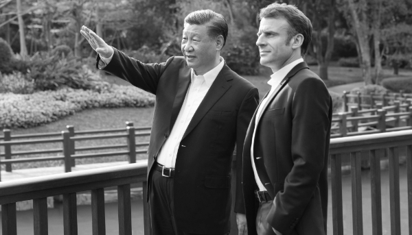 Le président chinois Xi Jinping et son homologue français Emmanuel Macron au Jardin des pins à Guangzhou, dans la province chinoise de Guangdong, le 7 avril 2023. 