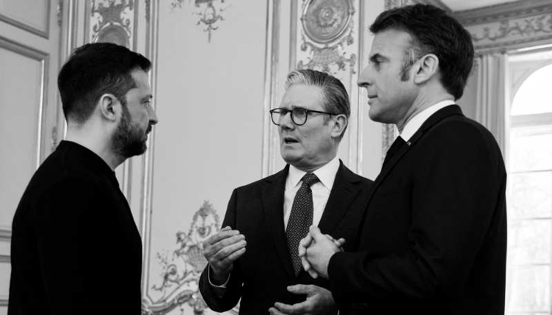 Le président ukrainien Volodymyr Zelensky, le premier ministre britannique Keir Starmer et le président français Emmanuel Macron, le 27 mars 2025 à Paris.