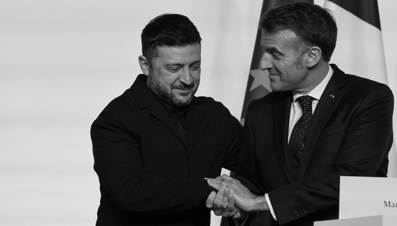 Le président français Emmanuel Macron (à droite) serre la main de son homologue ukrainien Volodymyr Zelensky à Paris, le 6 janvier 2026.
