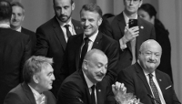 Le président français Emmanuel Macron devant (de gauche à droite) le président de la présidence de Bosnie-Herzégovine, Zeljko Komsic, le président de l'Azerbaïdjan, Ilham Aliyev, et le chancelier autrichien Christian Stocker, à Copenhague, le 2 octobre 2025.