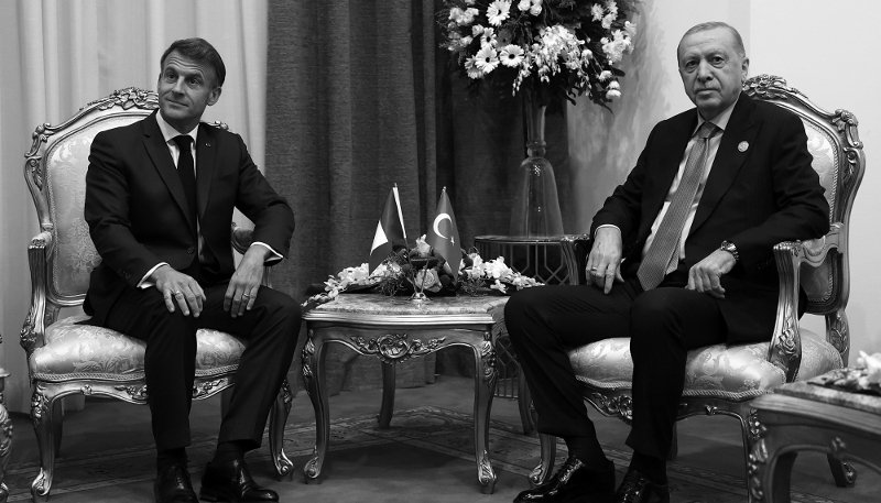Le président français Emmanuel Macron lors d'une rencontre bilatérale avec son homologue turc  Recep Tayyip Erdogan, au Sommet international sur la paix à Gaza à Charm el-Cheikh, le 13 octobre 2025.