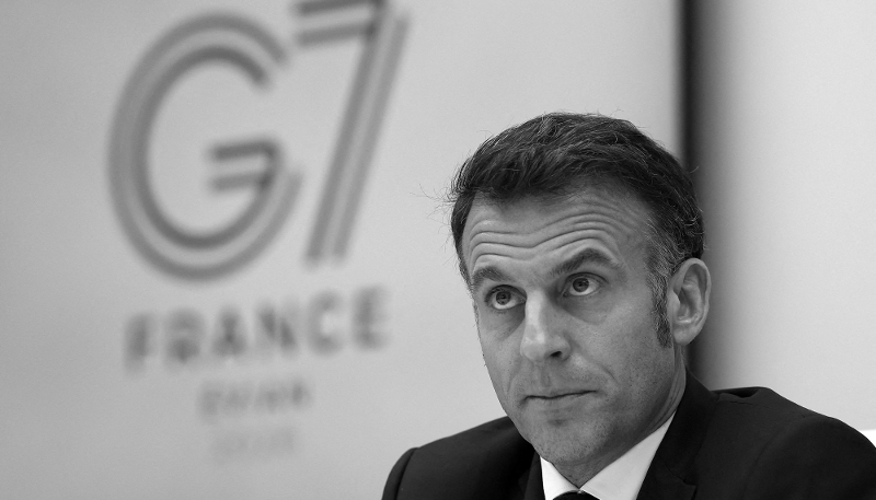 Le président français Emmanuel Macron préside une vidéoconférence des dirigeants du G7 au palais de l'Élysée à Paris, le 11 mars 2026.