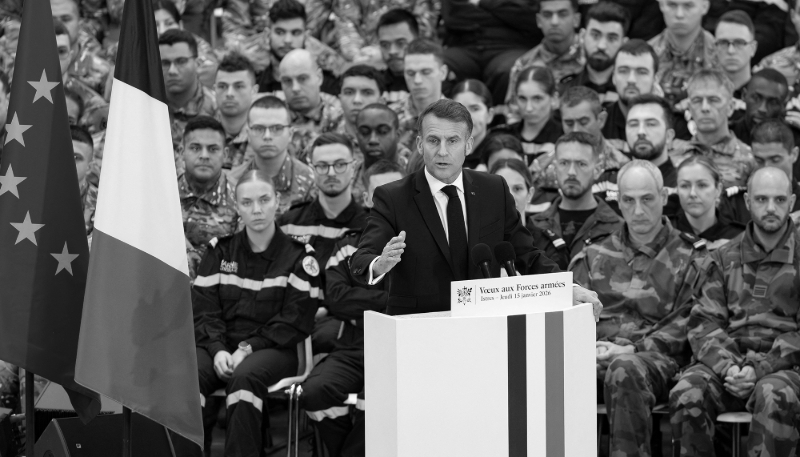Le président français Emmanuel Macron présentant ses vœux aux forces armées, le 15 janvier 2026, sur la Base aérienne 125 d’Istres-Le Tubé.