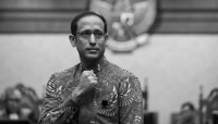 Nadiem Makarim, ancien ministre indonésien de l'éducation et cofondateur de l'application de VTC Gojek, lors de l'audience de prononcé du verdict à la Cour indonésienne chargée des délits de corruption, à Jakarta, le 30 juin 2026. 