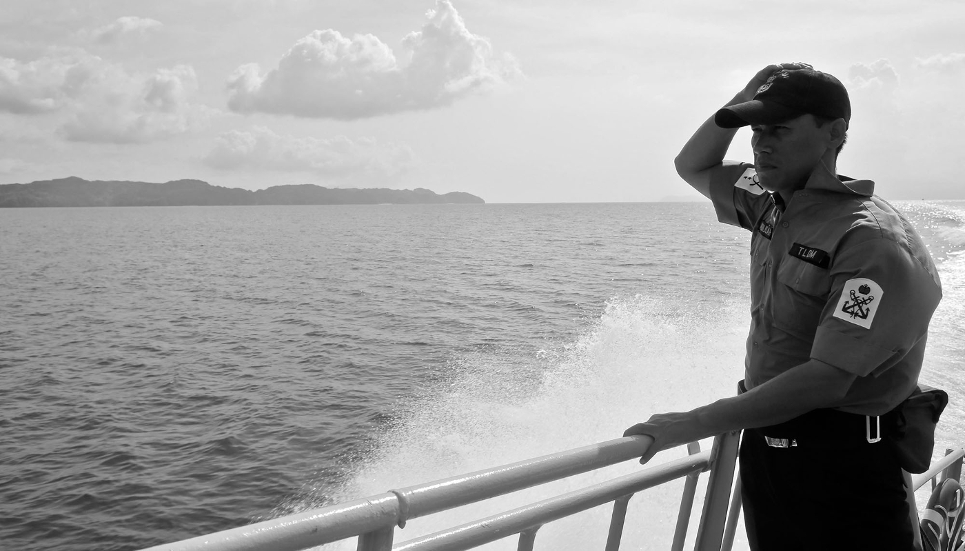 Un membre de la marine malaisienne patrouille près de l'île de Langkawi, en Malaisie (2015). L'Agence malaisienne d'application des lois maritimes a récemment sollicité une formation de ses garde-côtes dans le cadre du programme Enhancing Security Cooperation in and with Asia (ESIWA).