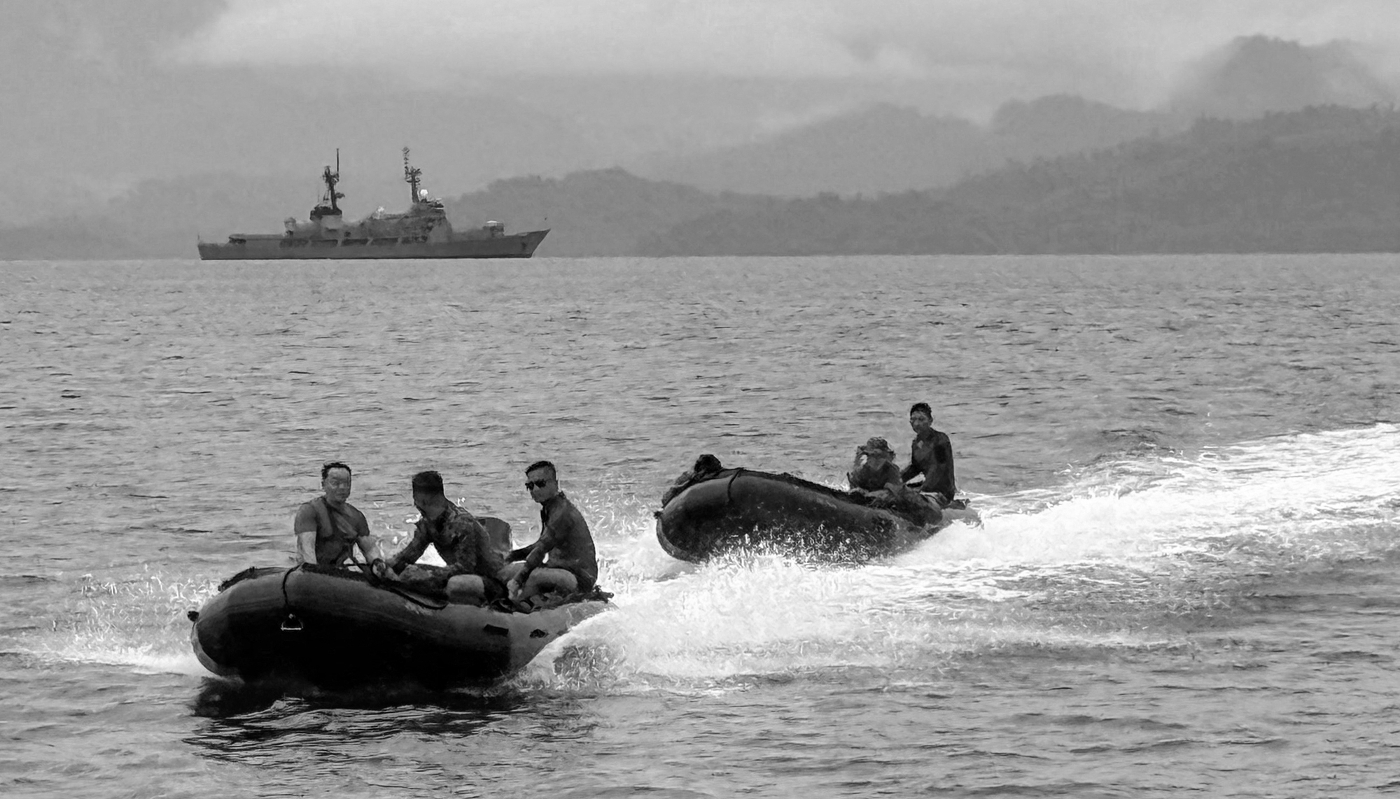 Marins philippins devant le patrouilleur hauturier Andres Bonifacio ancré dans la baie d'Ulugan, à Puerto Princesa, à l'ouest de Manille, le 8 juin 2025.