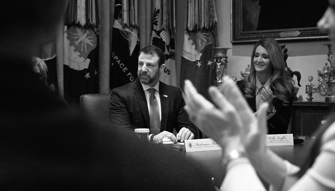Markwayne Mullin, promu à la tête du DHS, lors de sa première réunion du cabinet à la Maison blanche, le 26 mars 2026.