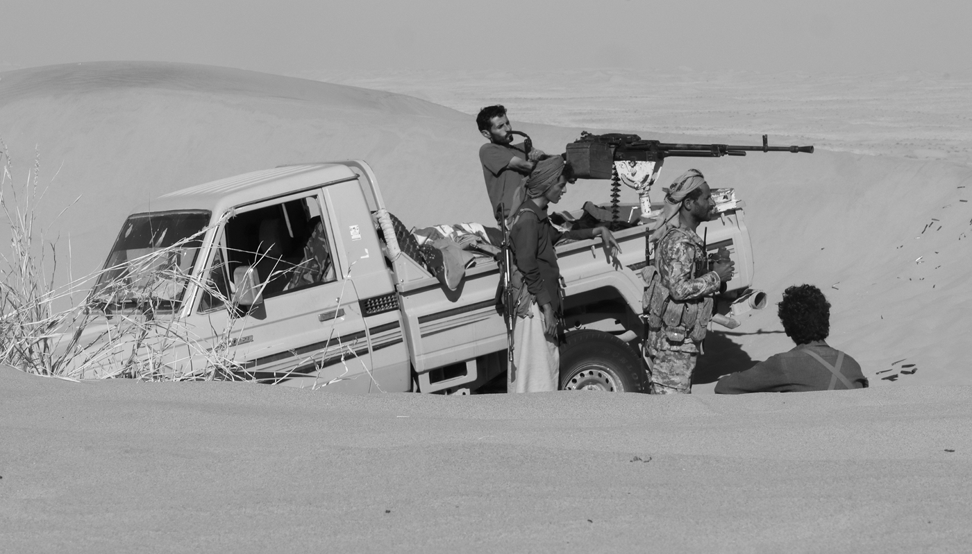 Combattants tribaux pro-gouvernementaux dans une zone désertique au sud-est de Marib, au Yémen, le 6 décembre 2021.