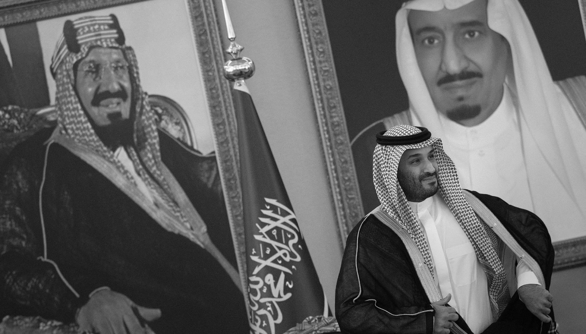 Le prince Mohammed bin Salman entouré des portraits de son père, le roi Salman, et d'Abdulaziz bin Saoud, le fondateur de l'actuelle Arabie saoudite.