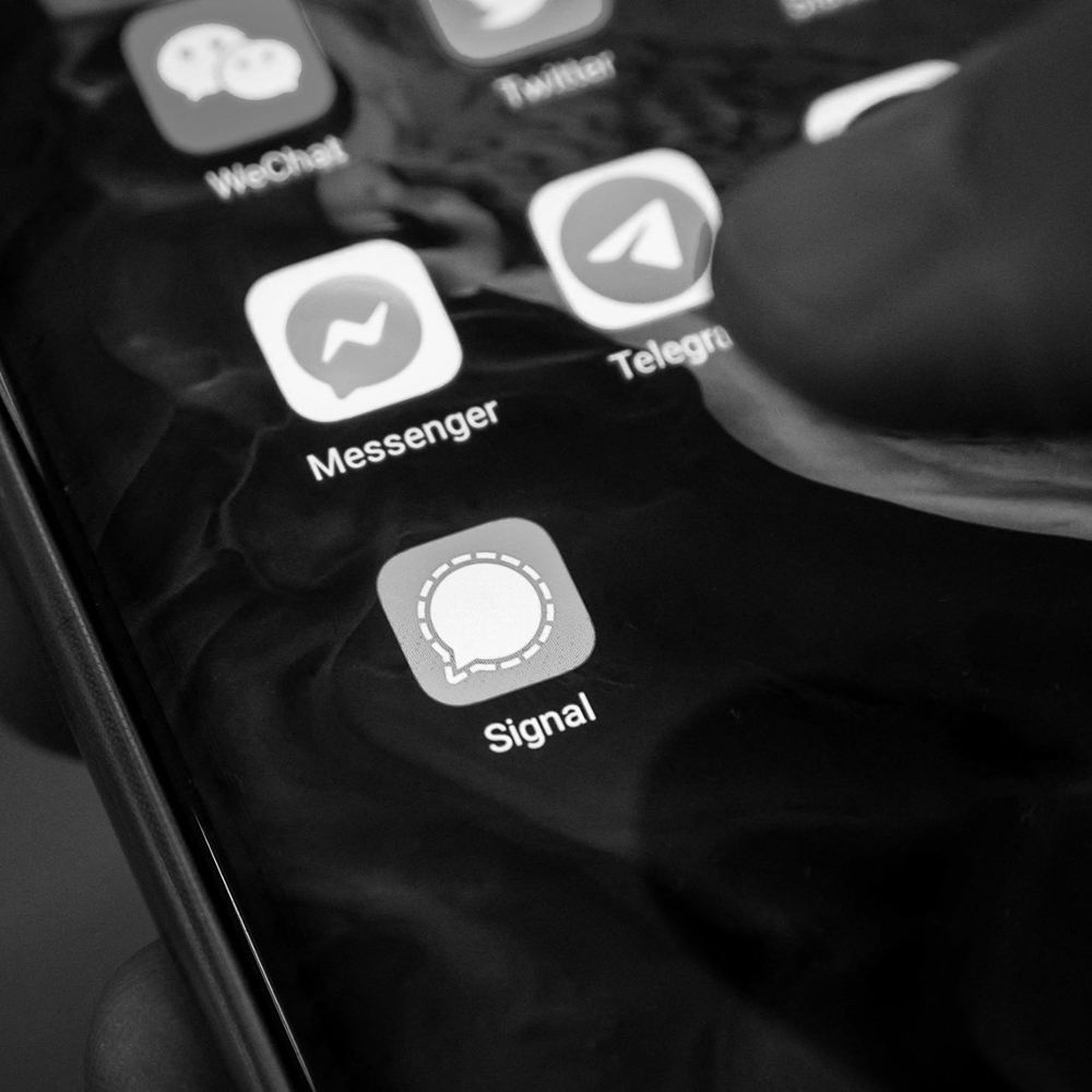 Les applications SIgnal et Telegram permettent de communiquer de manière sécurisée via des messages cryptés. Paris, janvier 2021.