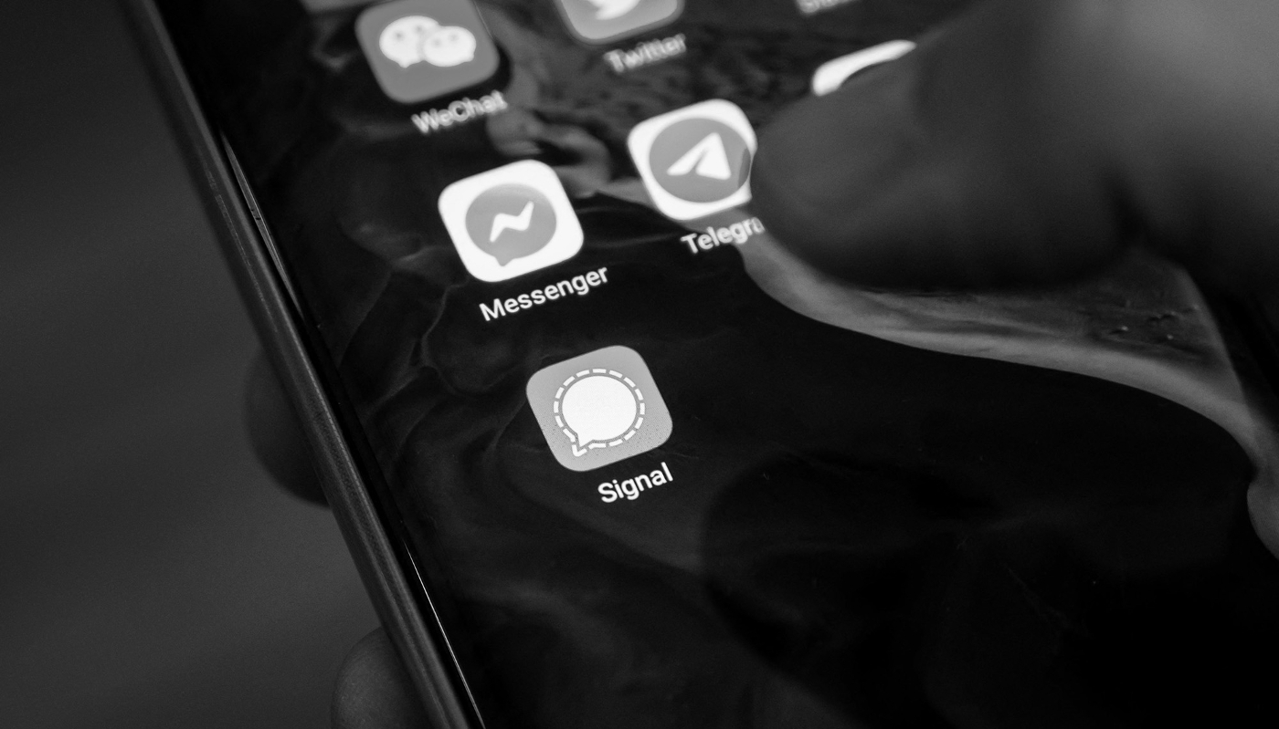 Les applications SIgnal et Telegram permettent de communiquer de manière sécurisée via des messages cryptés. Paris, janvier 2021.
