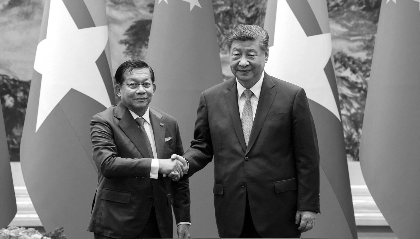 Le président chinois Xi Jinping (à droite) serre la main de son homologue birman Min Aung Hlaing lors d'une cérémonie à Pékin, le 16 juin 2026.