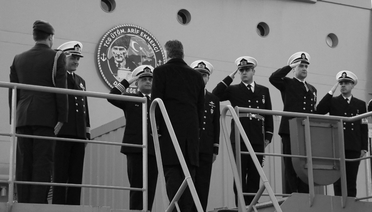Visite du consul général de Turquie à Bourgas, Tolga Orkun, sur le navire de commandement turc dans le cadre de la huitième activation de la MCM Black Sea, à Bourgas, en Bulgarie, le 12 janvier 2026.