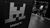Une publicité pour Mistral AI, l'entreprise française spécialisée dans l'intelligence artificielle, affichée à l'intérieur de la station de métro Grand Central à New York, aux États-Unis, le 21 mai 2026. 