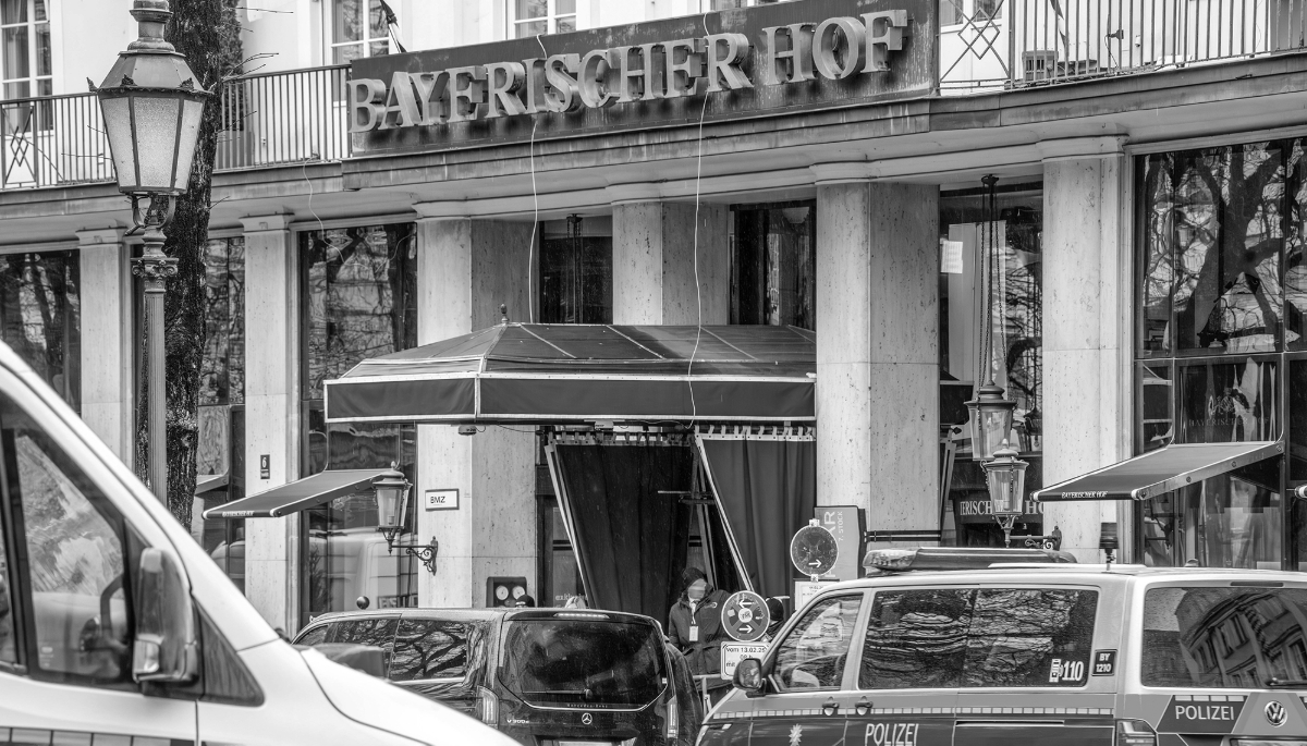 L'hôtel Bayerischer Hof se prépare, le 13 février 2025, à accueillir la 61e Conférence de Munich sur la sécurité qui se déroulera du 14 au 16 février.