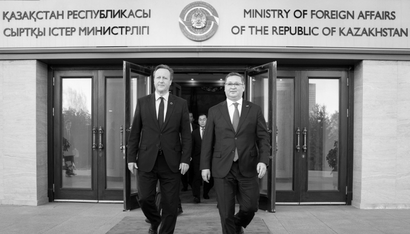 Le ministre britannique des affaires étrangères David Cameron (à gauche) a rencontré son homologue kazakh Mourat Nourtleou à Astana, le 24 avril 2024.