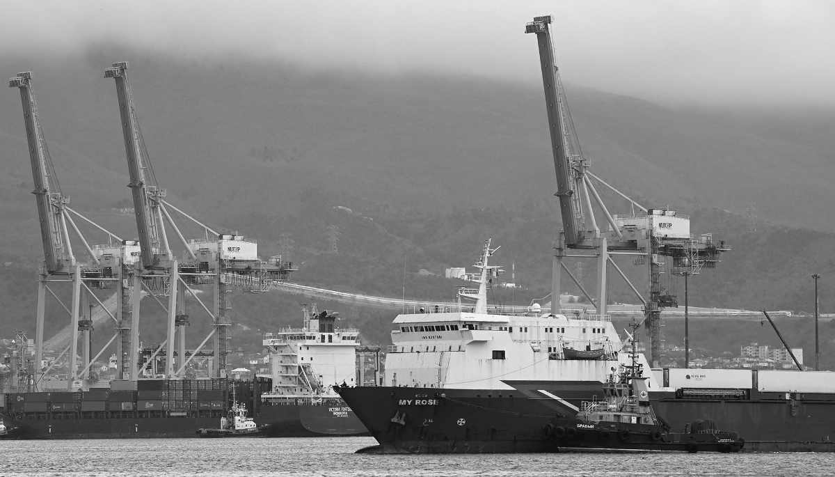 Le cargo MY Rose guidé par des remorqueurs dans le port russe de Novorossiysk, le 23 décembre 2025.