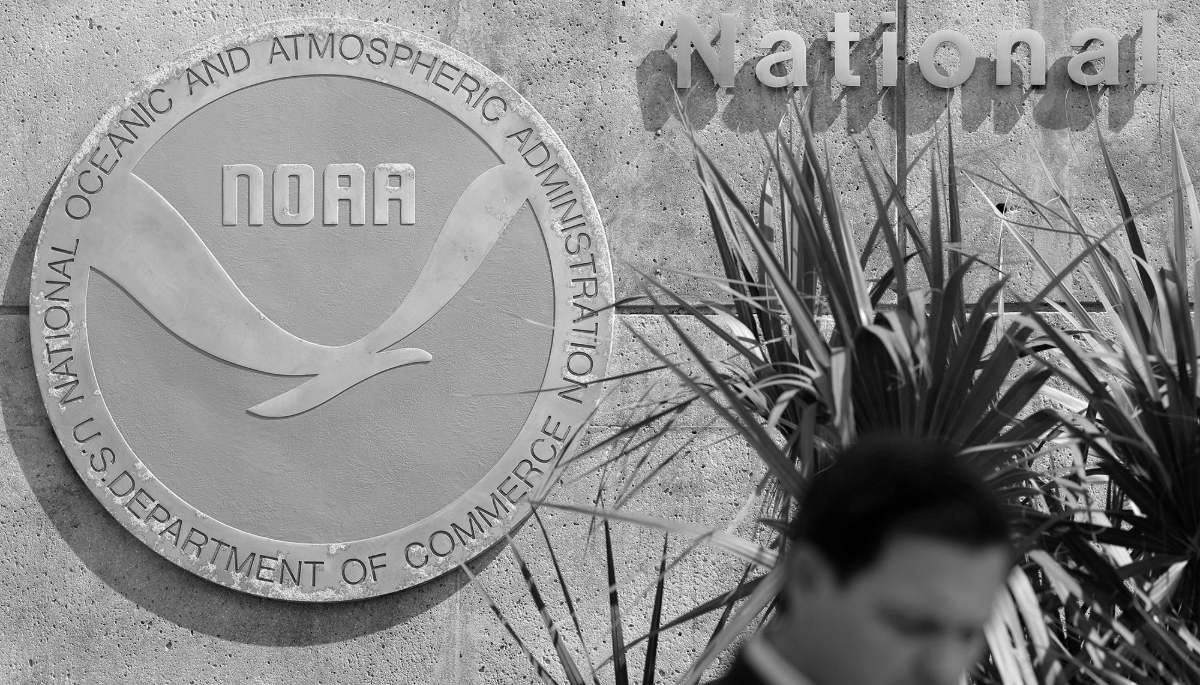 Le logo de la National Oceanic and Atmospheric Administration au National Hurricane Center à Miami, le 29 août 2019.