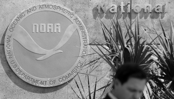 Le logo de la National Oceanic and Atmospheric Administration au National Hurricane Center à Miami, le 29 août 2019.