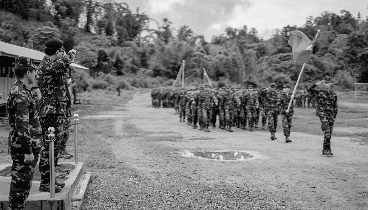 Des soldats de la Force de défense populaire (PDF), branche armée du gouvernement d'unité nationale (NGU) birman (photo prise en mai 2021).