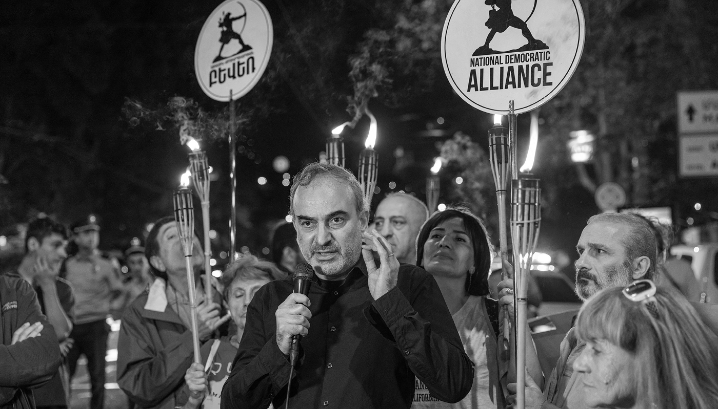 Le leader du National Democratic Alliance, Jirair Selfilian, lors d'un rassemblement, suivi d'une marche vers l'ambassade de Russie, à Erevan, le 20 septembre 2024.