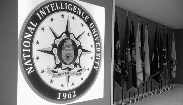 Le logo de la National Intelligence University (NIU), l'organisme de l'ODNI en charge de la formation supérieure au sein de la communauté du renseignement.