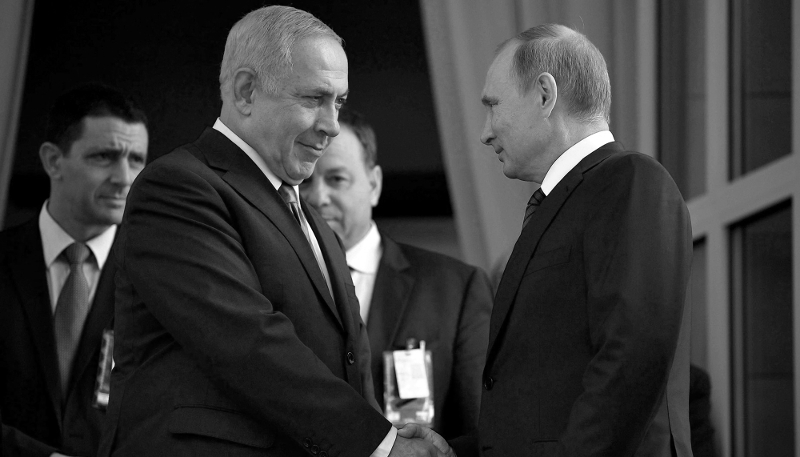 Le président russe Vladimir Poutine accueille le premier ministre israélien Benjamin Netanyahu dans sa villégiature de la mer Noire, le 23 août 2017, à Sotchi, en Russie.