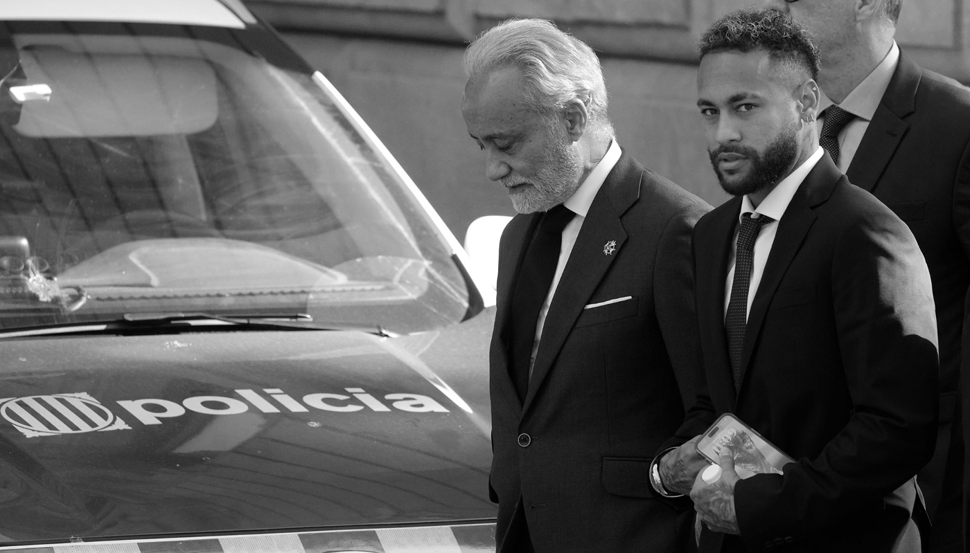 Le footballeur international brésilien Neymar (à droite) arrive à l'Audience de Barcelone, le 18 octobre 2022.