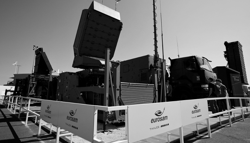 Un système de défense antiaérienne SAMP/T NG et un système Ground Fire 300 exposés au 55e Salon international de l'aéronautique et de l'espace au Bourget, près de Paris, le 18 juin 2025.