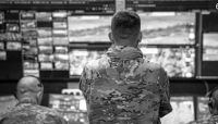 Officier ukrainien des SSO surveillant le dispositif russe aux portes de Dobropillia depuis son PC.