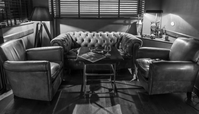 Les fumoirs cosy du 1919 aux généreux canapés Chesterfield.