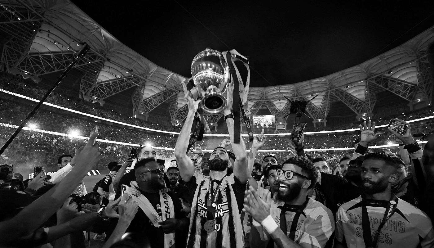 Karim Benzema d'Al-Ittihad soulève le trophée après avoir remporté la Saudi Pro League le 26 mai 2025 à Djeddah, Arabie saoudite.
