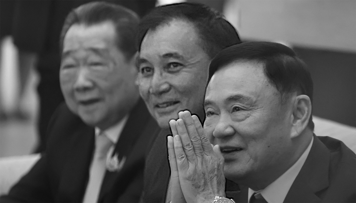 Sarath Ratanavadi, directeur général de Gulf Energy Development (au milieu), à côté de l'ancien premier ministre thaïlandais Thaksin Shinawatra (au premier plan) et de Dhanin Chearavanont, ex-président du groupe Charoen Pokphand, le 22 août 2024.